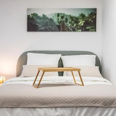 Modern Studio Good Located Balcony King Bed Apartment *