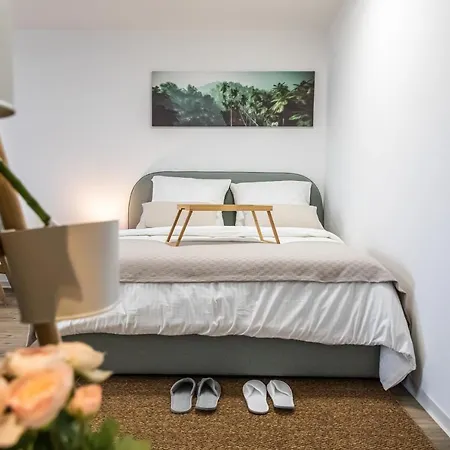 Apartment Modern Studio Good Located Balcony King Bed *
