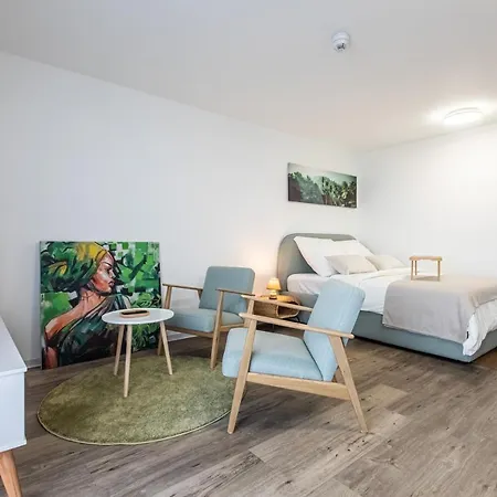 Modern Studio Good Located Balcony King Bed *