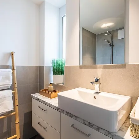 Apartment Modern Studio Good Located Balcony King Bed *