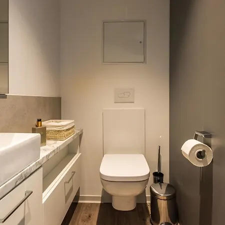 Apartment Modern Studio Good Located Balcony King Bed *
