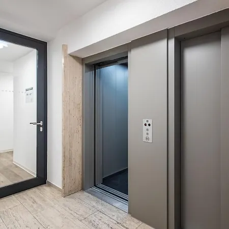 Modern Studio Good Located Balcony King Bed *